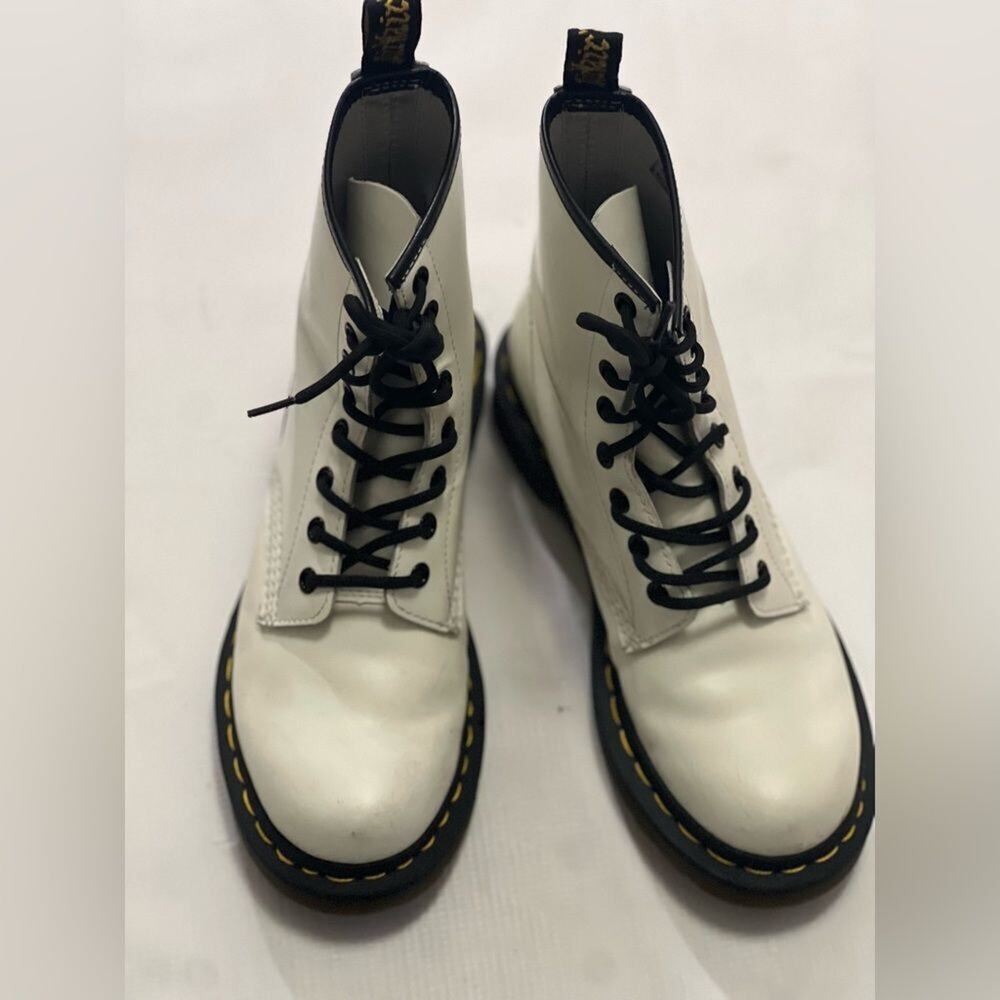 DR MARTENS 8 EYE LACE UP COMBAT BOOTS SIZE 7M
